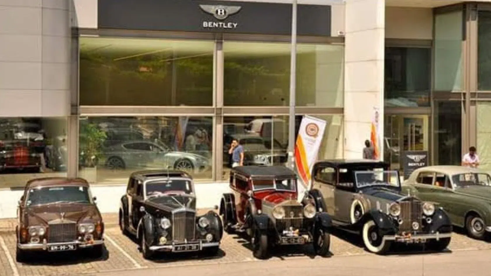 Varios carros antigos bentley